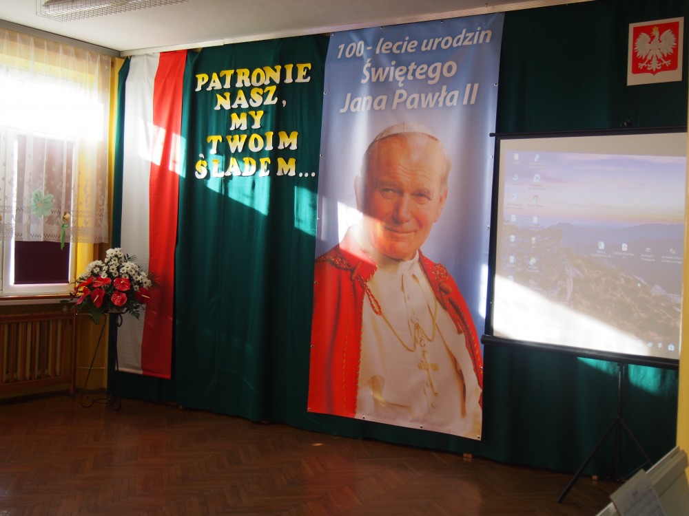 15-lecie nadania Szkole Podstawowej w Jeziorzanach  im. Ojca Świętego Jana Pawła II